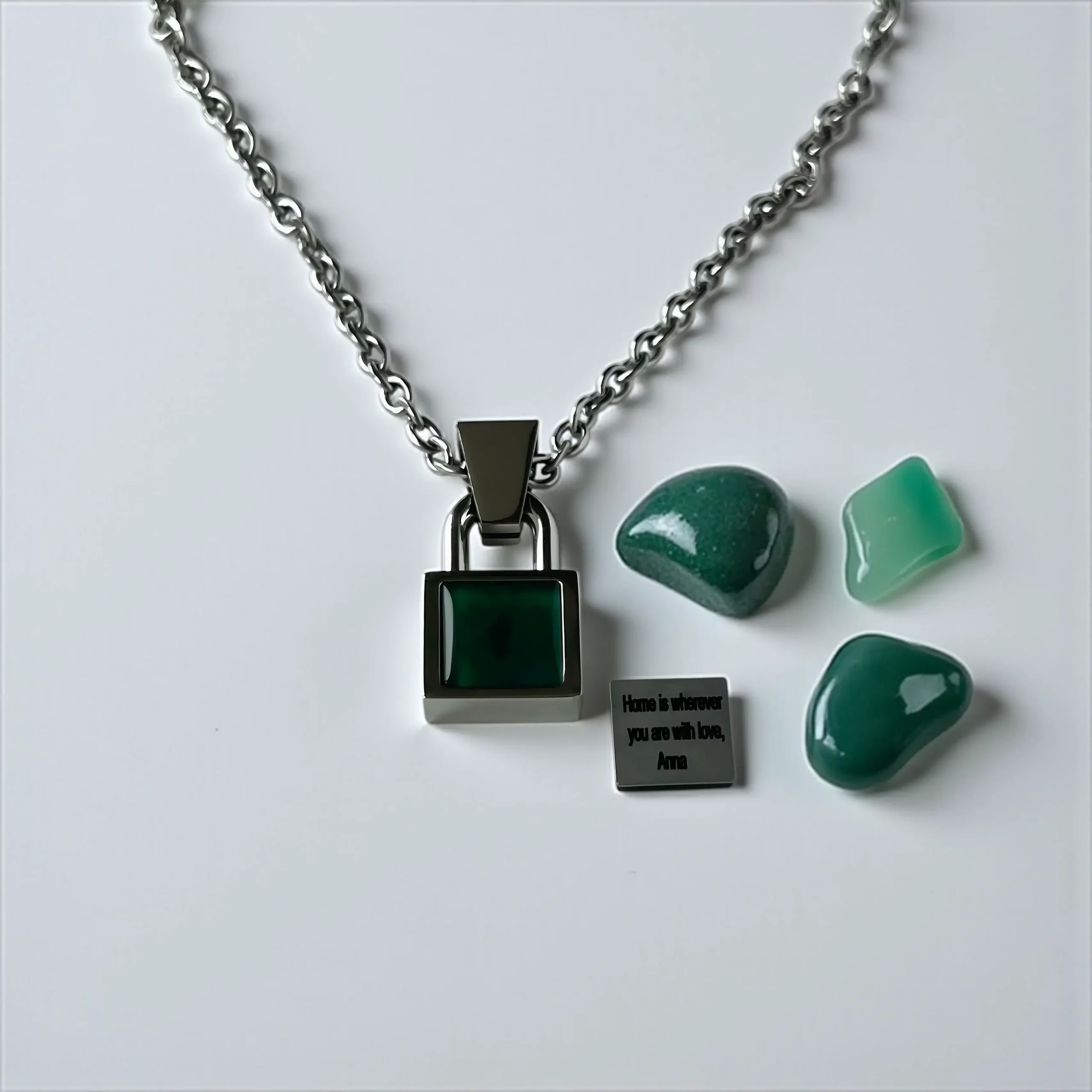 Лазерная гравировка на каменной вставке