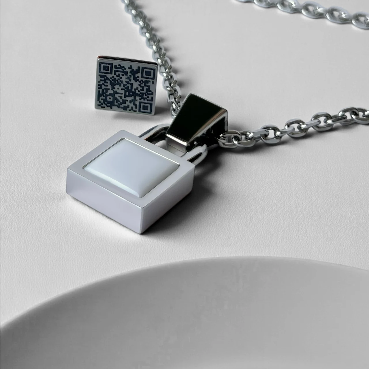 Lock of Clarity — подвеска с белым агатом